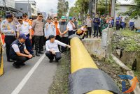 Wakil Gubernur Jawa Timur Emil Elestianto Dardak didampingi Bupati Bondowoso Abdul Hamid turun langsung meninjau kondisi jembatan Sentong di Kabupaten Bondowoso yang ditutup total setelah ambles. (Foto: Adpim For digitalJatim)