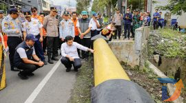 Wakil Gubernur Jawa Timur Emil Elestianto Dardak didampingi Bupati Bondowoso Abdul Hamid turun langsung meninjau kondisi jembatan Sentong di Kabupaten Bondowoso yang ditutup total setelah ambles. (Foto: Adpim For digitalJatim)