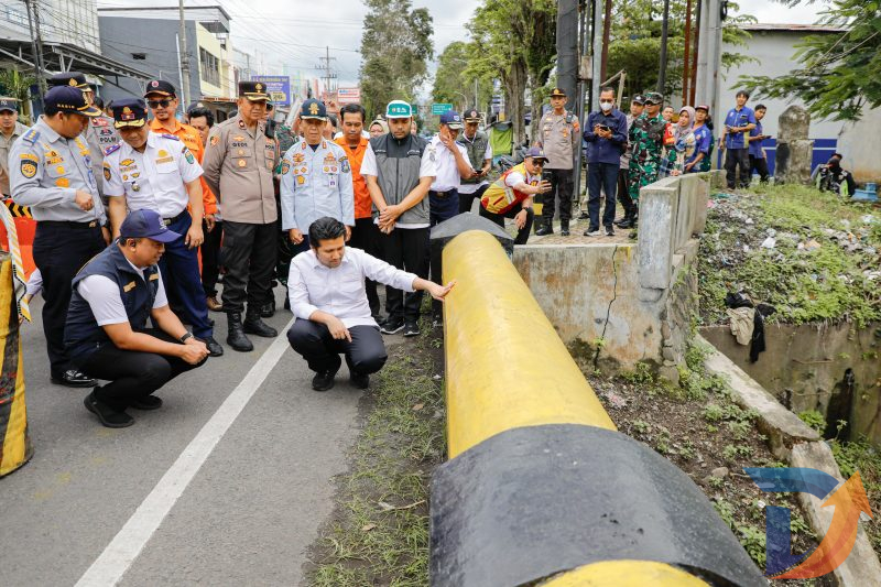Wakil Gubernur Jawa Timur Emil Elestianto Dardak didampingi Bupati Bondowoso Abdul Hamid turun langsung meninjau kondisi jembatan Sentong di Kabupaten Bondowoso yang ditutup total setelah ambles. (Foto: Adpim For digitalJatim)