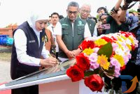  Gubernur Jawa Timur Khofifah Indar Parawansa menandatangani prasasti Instalasi Pengolahan Air Kapasitas 100 liter/detik Sistem Penyediaan Air Minum Regional Mojolagres di PT. Air Bersih Unit SPAM Mojolagres, Mojokerto. (Foto: Adpim For digitalJatim)