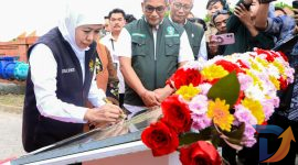  Gubernur Jawa Timur Khofifah Indar Parawansa menandatangani prasasti Instalasi Pengolahan Air Kapasitas 100 liter/detik Sistem Penyediaan Air Minum Regional Mojolagres di PT. Air Bersih Unit SPAM Mojolagres, Mojokerto. (Foto: Adpim For digitalJatim)