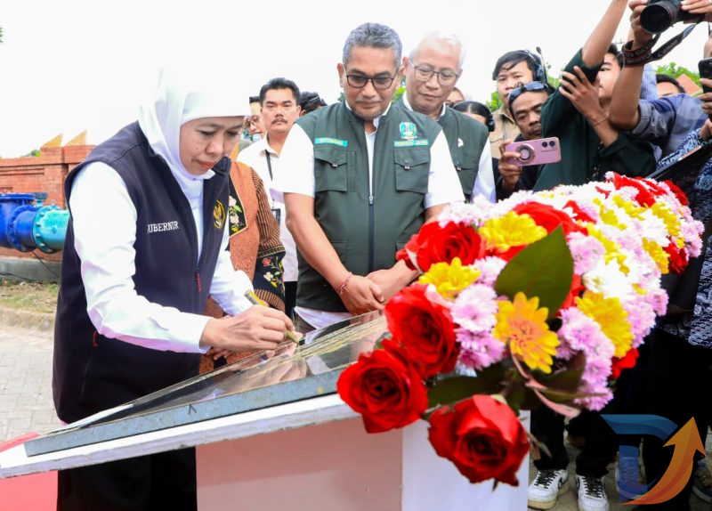  Gubernur Jawa Timur Khofifah Indar Parawansa menandatangani prasasti Instalasi Pengolahan Air Kapasitas 100 liter/detik Sistem Penyediaan Air Minum Regional Mojolagres di PT. Air Bersih Unit SPAM Mojolagres, Mojokerto. (Foto: Adpim For digitalJatim)