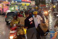 Masyarakat Anti Korupsi Indonesia (MAKI) Jawa Timur kembali menggelar aksi sosial dengan membagikan takjil gratis kepada masyarakat dan pengguna jalan. Kegiatan ini digelar di depan Perumahan Menganti Permai, Kelurahan Hulakan, Menganti, Gresik. (Foto: Istimewa)