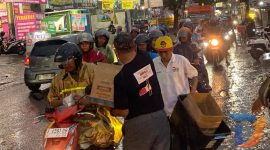 Masyarakat Anti Korupsi Indonesia (MAKI) Jawa Timur kembali menggelar aksi sosial dengan membagikan takjil gratis kepada masyarakat dan pengguna jalan. Kegiatan ini digelar di depan Perumahan Menganti Permai, Kelurahan Hulakan, Menganti, Gresik. (Foto: Istimewa)