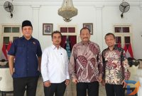 Ketua KONI Jawa Timur Muh Nabil bersama jajaran pengurus sekaligus Ketua Umum Konfederasi Olahraga NU (KONU) Firman Syah Ali di Pendopo Bangkalan. (Foto: Istimewa)