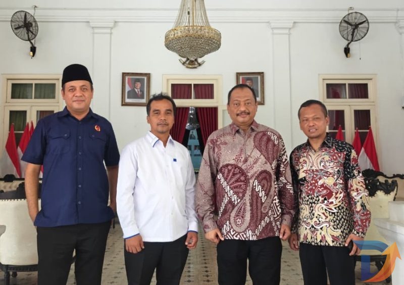Ketua KONI Jawa Timur Muh Nabil bersama jajaran pengurus sekaligus Ketua Umum Konfederasi Olahraga NU (KONU) Firman Syah Ali di Pendopo Bangkalan. (Foto: Istimewa)