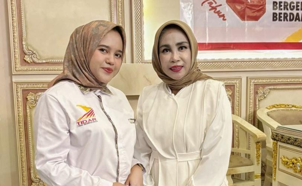 Wakil Ketua PC Tidar Vitriana Krisna Maharani bersama Ketua DPC Partai Gerindra di Ruang Kantor DPC Sidoarjo. (Foto: Istimewa)