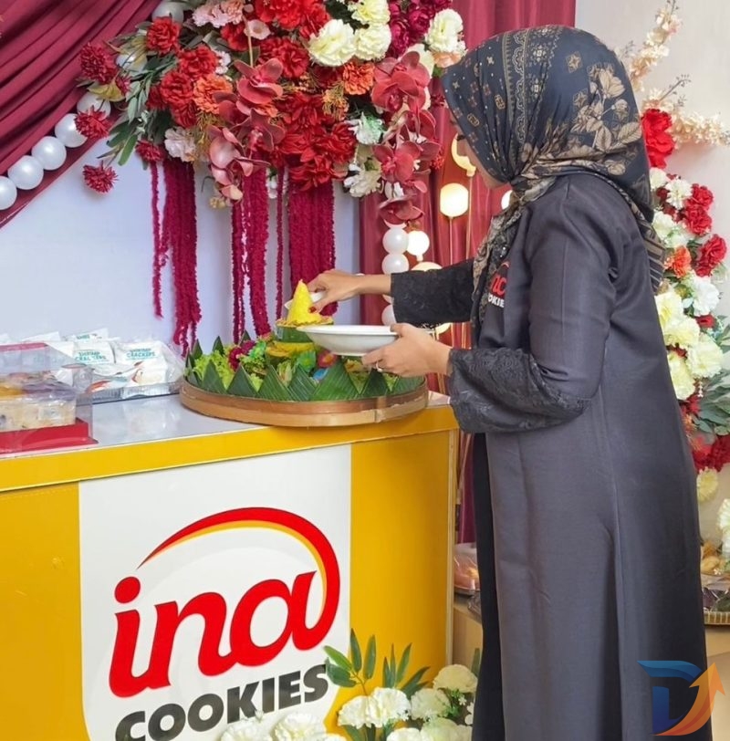 Owner Ina Cookies Official Sidoarjo Irmawati Subagio di  Istana Candi Mas Regency, Cluster Singosari, Blok G5 No. 9, Kecamatan Candi, Sidoarjo. (foto: Istimewa)