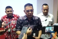 Kepala Dinas Kependudukan dan Pencatatan Sipil (Disdukcapil) Surabaya, Eddy Christijanto (tengah) saat doorstop dengan awak media.(Foto: Istimewa)
