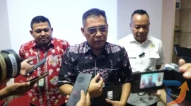 Kepala Dinas Kependudukan dan Pencatatan Sipil (Disdukcapil) Surabaya, Eddy Christijanto (tengah) saat doorstop dengan awak media.(Foto: Istimewa)