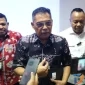Kepala Dinas Kependudukan dan Pencatatan Sipil (Disdukcapil) Surabaya, Eddy Christijanto (tengah) saat doorstop dengan awak media.(Foto: Istimewa)