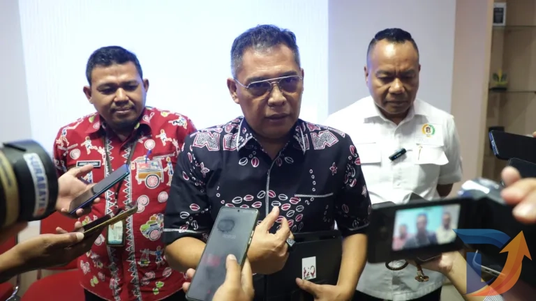 Kepala Dinas Kependudukan dan Pencatatan Sipil (Disdukcapil) Surabaya, Eddy Christijanto (tengah) saat doorstop dengan awak media.(Foto: Istimewa)