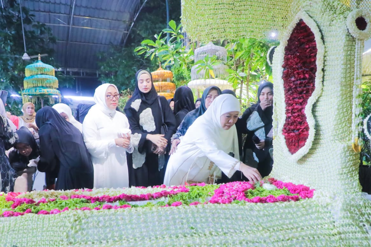 Gubernur Khofifah bersama Menteri PPPA RI Arifatul Choiri Fauzi hadir dalam Haul Agung ke-549 Sunan Ampel di kawasan Makam Sunan Ampel Surabaya. (Foto: Adpim For DigitalJatim)
