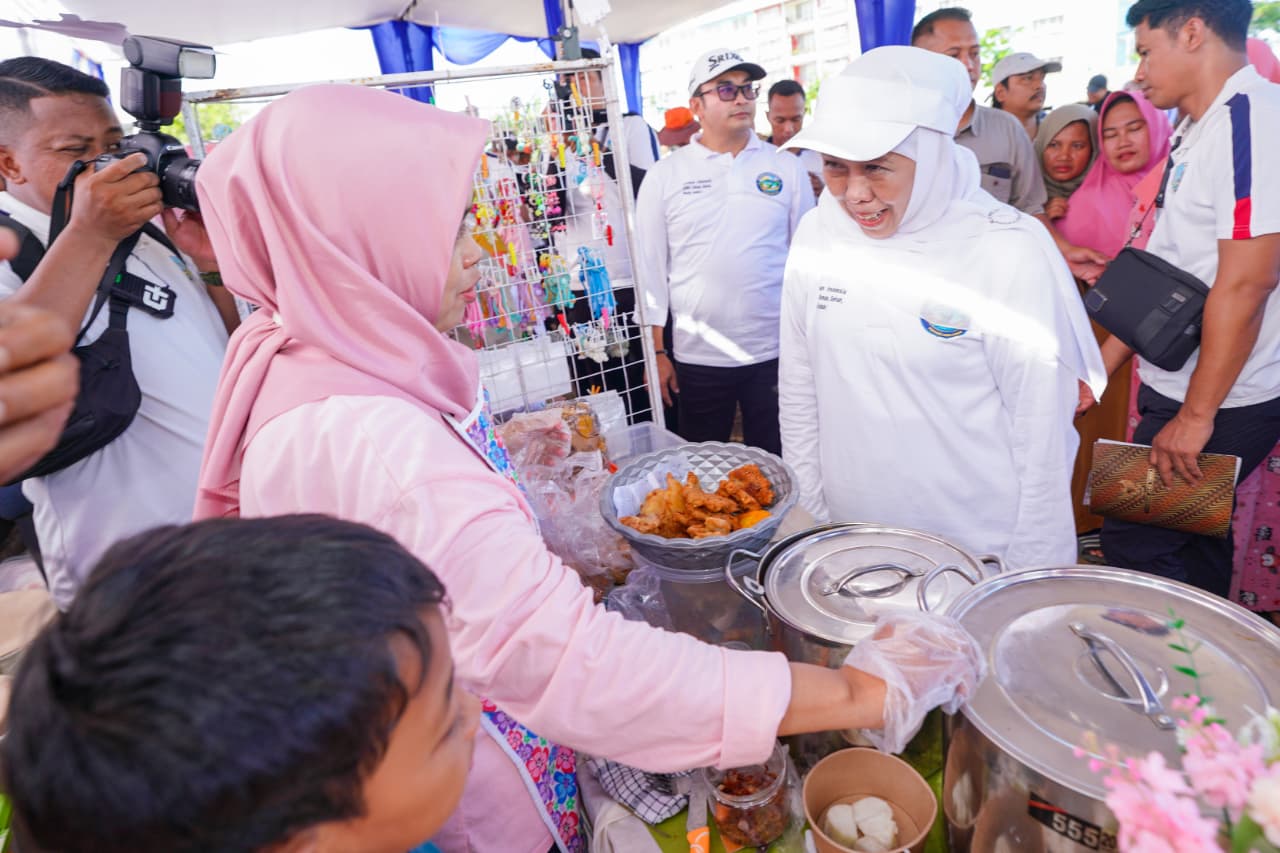 Gubernur Khofifah menggelar Pasar Murah di Lapangan Tambak Wedi Kec. Kenjeran, Kota Surabaya. (Foto: Adpim For Digitaljatim)