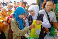 Ratusan masyarakat memadati Pasar Murah yang digelar di Halaman Selatan GOR Bung Karno Nganjuk. (Foto: Adpim For DigitalJatim)