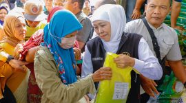 Ratusan masyarakat memadati Pasar Murah yang digelar di Halaman Selatan GOR Bung Karno Nganjuk. (Foto: Adpim For DigitalJatim)