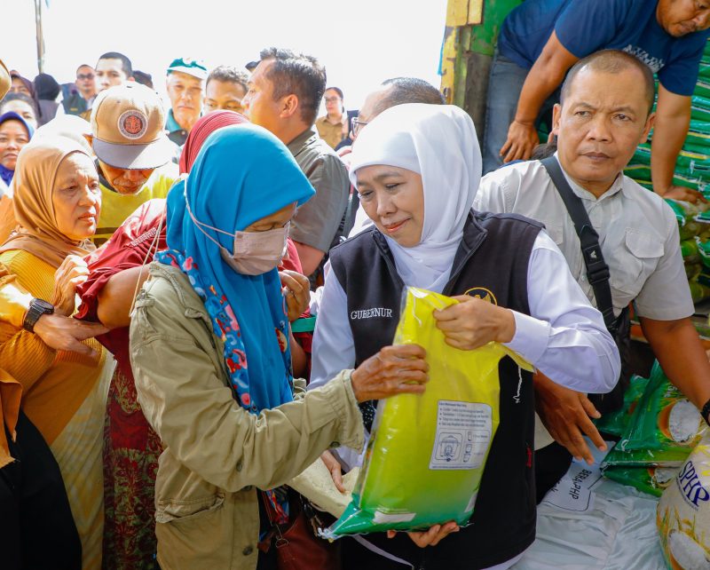 Ratusan masyarakat memadati Pasar Murah yang digelar di Halaman Selatan GOR Bung Karno Nganjuk. (Foto: Adpim For DigitalJatim)