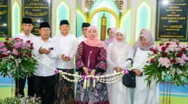Gubernur Jawa Timur Khofifah Indar Parawansa membuka Pameran Kiswah Syekh Abdul Qadir Al Jailani di Masjid Nasional Al Akbar Surabaya. (Foto: Adpim For DigitalJatim)