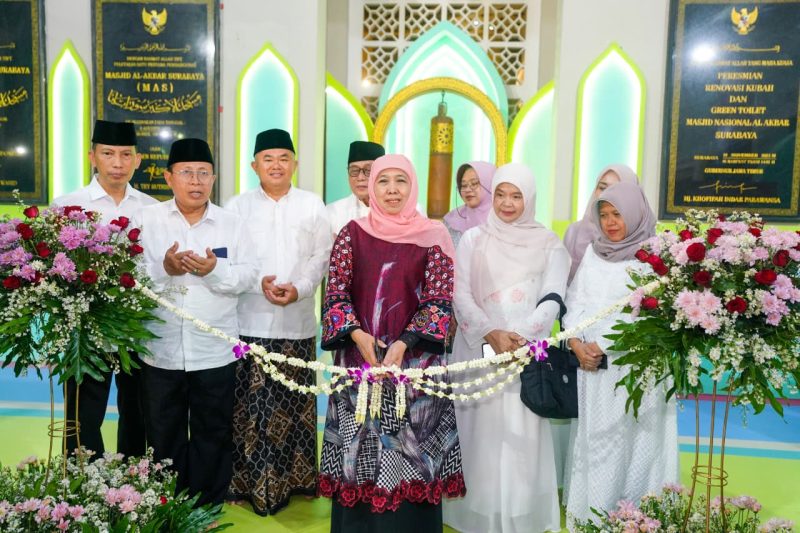 Gubernur Jawa Timur Khofifah Indar Parawansa membuka Pameran Kiswah Syekh Abdul Qadir Al Jailani di Masjid Nasional Al Akbar Surabaya. (Foto: Adpim For DigitalJatim)