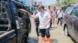 Wakil Gubernur Jawa Timur Emil Elestianto Dardak didampingi Bupati Lamongan Yuhronur Efendi meninjau langsung penanganan banjir yang merendam ruas Jalan Raya Simo–Sungelebak di Kecamatan Karanggeneng, Kabupaten Lamongan. (Foto: Adpim For DigitalJatim)
