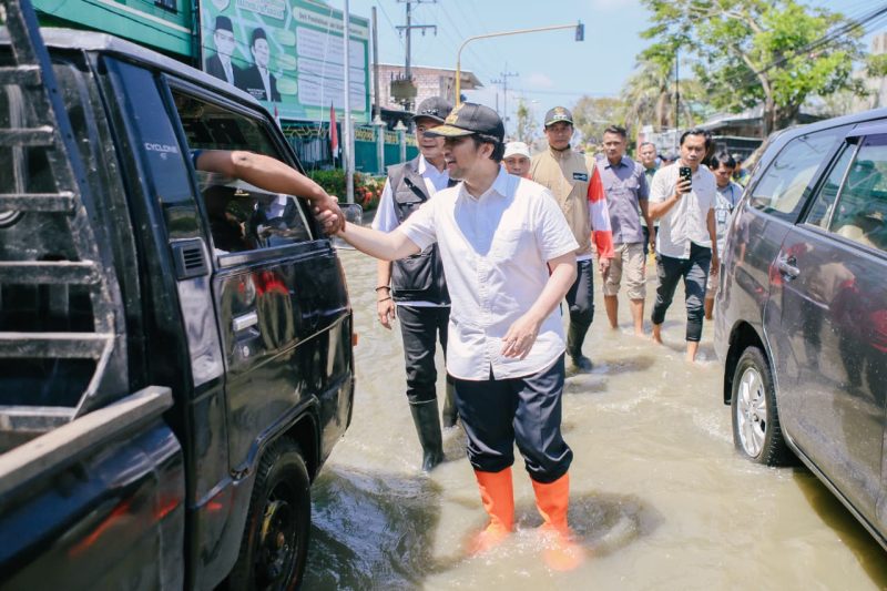 Wakil Gubernur Jawa Timur Emil Elestianto Dardak didampingi Bupati Lamongan Yuhronur Efendi meninjau langsung penanganan banjir yang merendam ruas Jalan Raya Simo–Sungelebak di Kecamatan Karanggeneng, Kabupaten Lamongan. (Foto: Adpim For DigitalJatim)