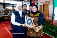Gubernur Jawa Timur Khofifah Indar Parawansa membagikan mushaf Madinah hadiah  Raja Salman kepada Masyarakat Jawa Timur saat kegiatan sapa Bansos Ramadan digelar. (Foto: Adpim For DigitalJatim)