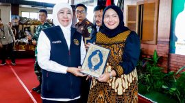 Gubernur Jawa Timur Khofifah Indar Parawansa membagikan mushaf Madinah hadiah  Raja Salman kepada Masyarakat Jawa Timur saat kegiatan sapa Bansos Ramadan digelar. (Foto: Adpim For DigitalJatim)