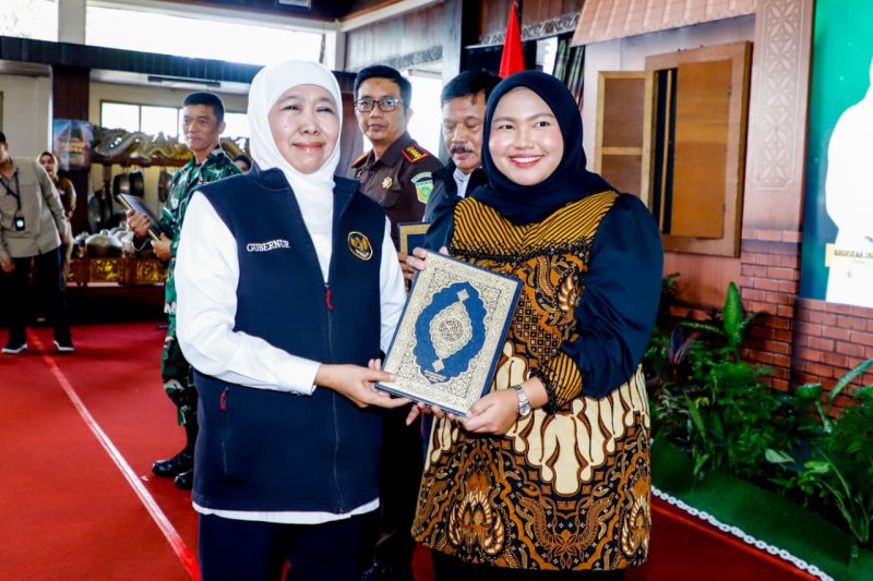 Gubernur Jawa Timur Khofifah Indar Parawansa membagikan mushaf Madinah hadiah  Raja Salman kepada Masyarakat Jawa Timur saat kegiatan sapa Bansos Ramadan digelar. (Foto: Adpim For DigitalJatim)