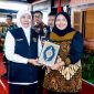 Gubernur Jawa Timur Khofifah Indar Parawansa membagikan mushaf Madinah hadiah  Raja Salman kepada Masyarakat Jawa Timur saat kegiatan sapa Bansos Ramadan digelar. (Foto: Adpim For DigitalJatim)