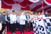 Gubernur Jawa Timur Khofifah Indar Parawansa resmi berangkat  4.000 warga pemudik di depan kantor Dishub Jawa Timur. (Foto:Adpim For DigitalJatim)