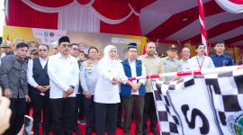 Gubernur Jawa Timur Khofifah Indar Parawansa resmi berangkat  4.000 warga pemudik di depan kantor Dishub Jawa Timur. (Foto:Adpim For DigitalJatim)