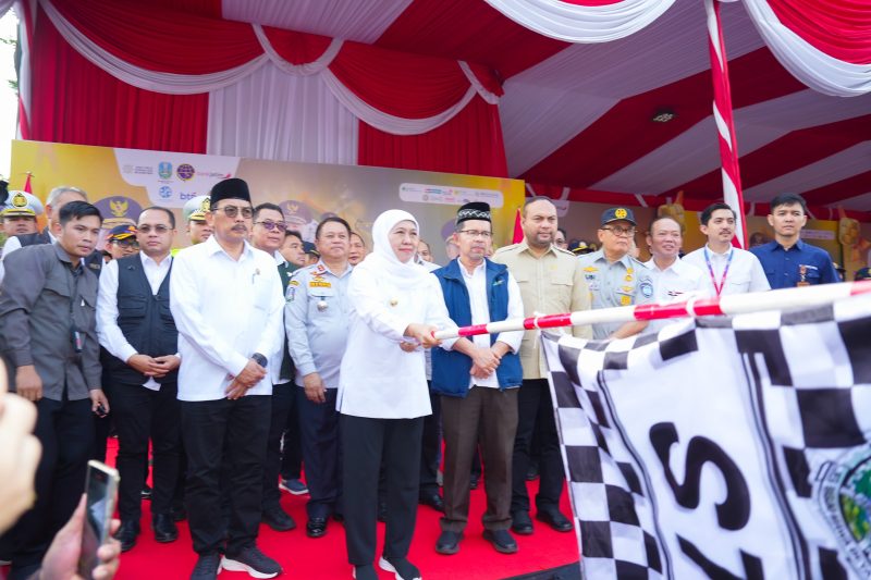 Gubernur Jawa Timur Khofifah Indar Parawansa resmi berangkat  4.000 warga pemudik di depan kantor Dishub Jawa Timur. (Foto:Adpim For DigitalJatim)