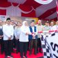 Gubernur Jawa Timur Khofifah Indar Parawansa resmi berangkat  4.000 warga pemudik di depan kantor Dishub Jawa Timur. (Foto:Adpim For DigitalJatim)