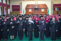 Gubernur Jawa Timur Khofifah Indar Parawansa melantik dan mengambil sumpah/janji jabatan 128 Kepala Sekolah SMA, SMK, dan SLB Negeri di lingkungan Pemerintah Provinsi Jawa Timur di Gedung Negara Grahadi Surabaya. (Foto: Adpim For DigitalJatim)
