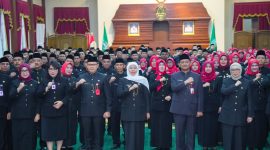 Gubernur Jawa Timur Khofifah Indar Parawansa melantik dan mengambil sumpah/janji jabatan 128 Kepala Sekolah SMA, SMK, dan SLB Negeri di lingkungan Pemerintah Provinsi Jawa Timur di Gedung Negara Grahadi Surabaya. (Foto: Adpim For DigitalJatim)