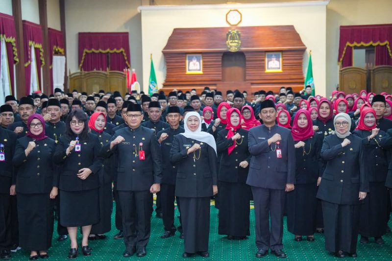 Gubernur Jawa Timur Khofifah Indar Parawansa melantik dan mengambil sumpah/janji jabatan 128 Kepala Sekolah SMA, SMK, dan SLB Negeri di lingkungan Pemerintah Provinsi Jawa Timur di Gedung Negara Grahadi Surabaya. (Foto: Adpim For DigitalJatim)