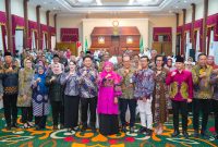 Gubernur Jawa Timur Khofifah Indar Parawansa menggelar diskusi publik bersama Bupati dan Wali Kota se-Jawa Timur di Gedung Negara Grahadi, Surabaya. (Foto: Adpim For DigitalJatim)