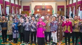 Gubernur Jawa Timur Khofifah Indar Parawansa menggelar diskusi publik bersama Bupati dan Wali Kota se-Jawa Timur di Gedung Negara Grahadi, Surabaya. (Foto: Adpim For DigitalJatim)