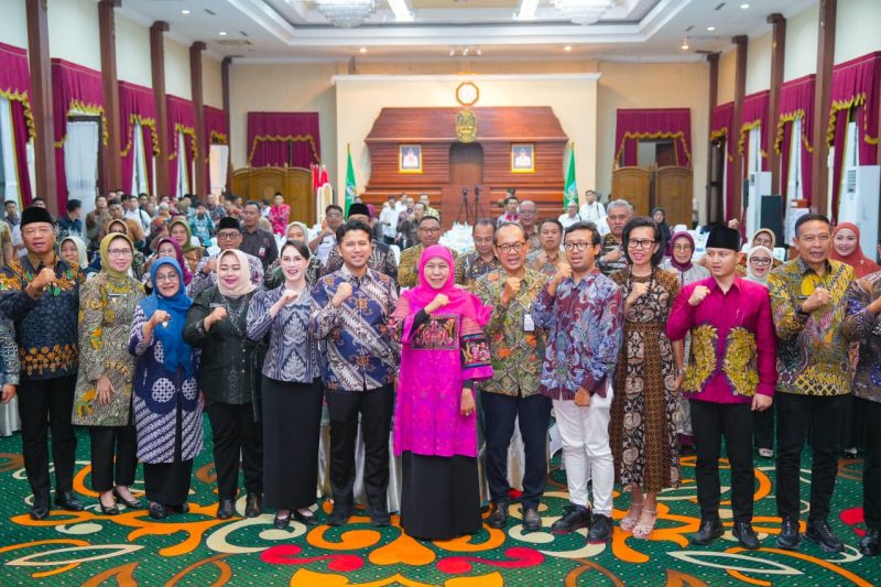 Gubernur Jawa Timur Khofifah Indar Parawansa menggelar diskusi publik bersama Bupati dan Wali Kota se-Jawa Timur di Gedung Negara Grahadi, Surabaya. (Foto: Adpim For DigitalJatim)