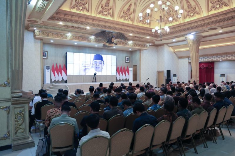 Meski di Arab Saudi, Bupati Jember Gus Muhammad Fawait memimpin rapat koordinasi Satuan Tugas Makan Bergizi Gratis (MBG) bersama Satuan Pelayanan Pemenuhan Gizi (SPPG) se-Kabupaten Jember secara daring. (Foto: Diskominfo Jatim)