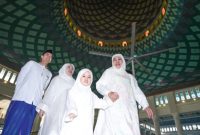 Gubernur Jawa Timur bersama cucu Aila melaksanakan salat ied di Masjid Al Akbar Surabaya. (Foto: Adpim For Digitaljatim.com)