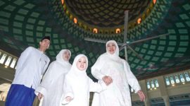Gubernur Jawa Timur bersama cucu Aila melaksanakan salat ied di Masjid Al Akbar Surabaya. (Foto: Adpim For Digitaljatim.com)