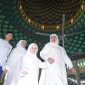Gubernur Jawa Timur bersama cucu Aila melaksanakan salat ied di Masjid Al Akbar Surabaya. (Foto: Adpim For Digitaljatim.com)