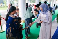 Gubernur Jawa Timur Khofifah Indar Parawansa bersama para warga menggelar riyayan di Grahadi Surabaya. (Foto: Adpim For DigitalJatim)