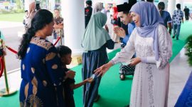 Gubernur Jawa Timur Khofifah Indar Parawansa bersama para warga menggelar riyayan di Grahadi Surabaya. (Foto: Adpim For DigitalJatim)