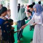 Gubernur Jawa Timur Khofifah Indar Parawansa bersama para warga menggelar riyayan di Grahadi Surabaya. (Foto: Adpim For DigitalJatim)