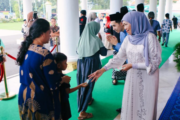 Gubernur Jawa Timur Khofifah Indar Parawansa bersama para warga menggelar riyayan di Grahadi Surabaya. (Foto: Adpim For DigitalJatim)