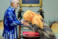 Gubernur Jawa Timur Khofifah Indar Parawansa bersama Wakil Presiden ke-6 Try Sutrisno. (Foto: Adpim For digitalJatim)