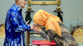 Gubernur Jawa Timur Khofifah Indar Parawansa bersama Wakil Presiden ke-6 Try Sutrisno. (Foto: Adpim For digitalJatim)