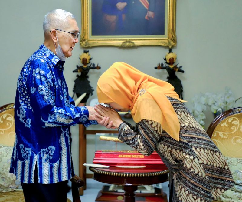 Gubernur Jawa Timur Khofifah Indar Parawansa bersama Wakil Presiden ke-6 Try Sutrisno. (Foto: Adpim For digitalJatim)